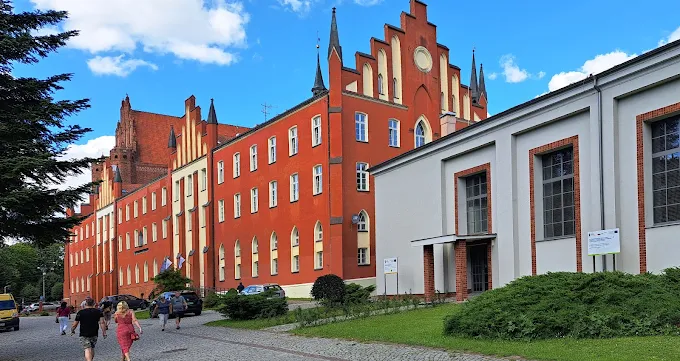 Kociewskie Centrum Kultury w Pelplinie - historyczny budynek i nowoczesna część
