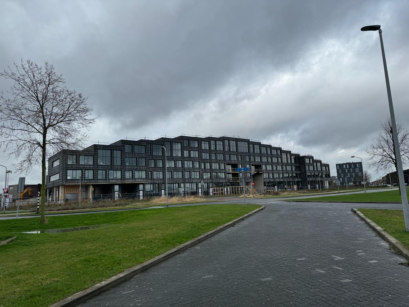 Wimpelplantsoen 403 w Almere - przeszklenia wielorodzinnego budynku